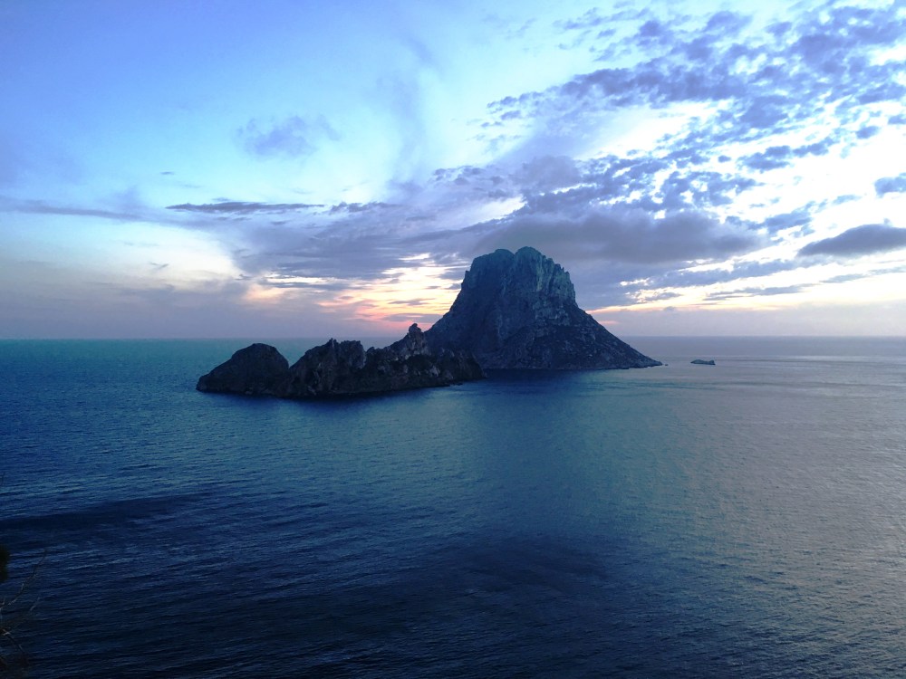 ES VEDRA.jpg